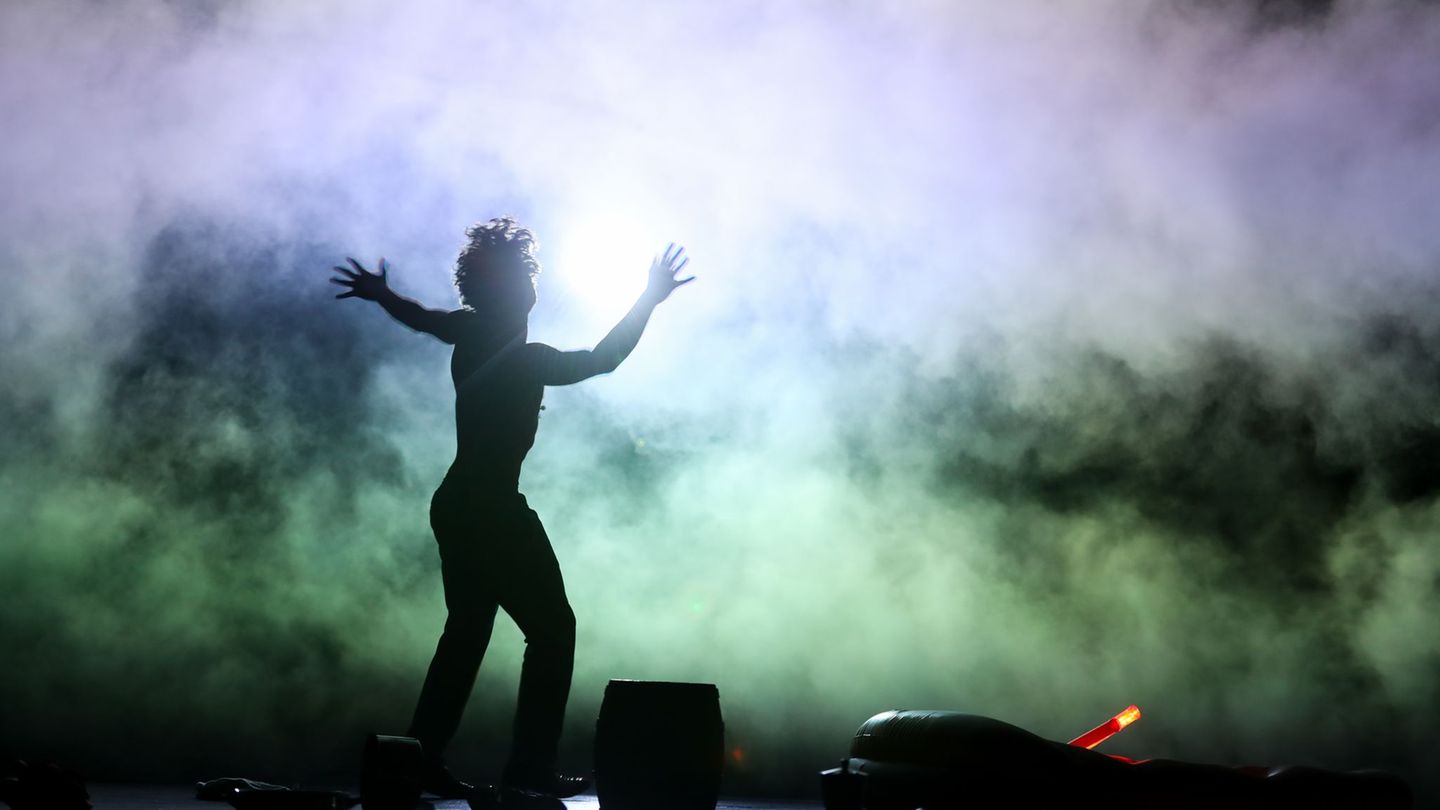 Zum letzten Mal wird die Nebelmaschine für das "Panikherz" angeworfen. (Archivbild) Foto: Christian Charisius/dpa