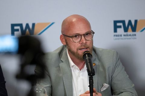 Was am Stammtisch kriminell sei, müsse auch im Netz sanktioniert werden können, sagt Bayerns Digitalminister Fabian Mehring. (Ar