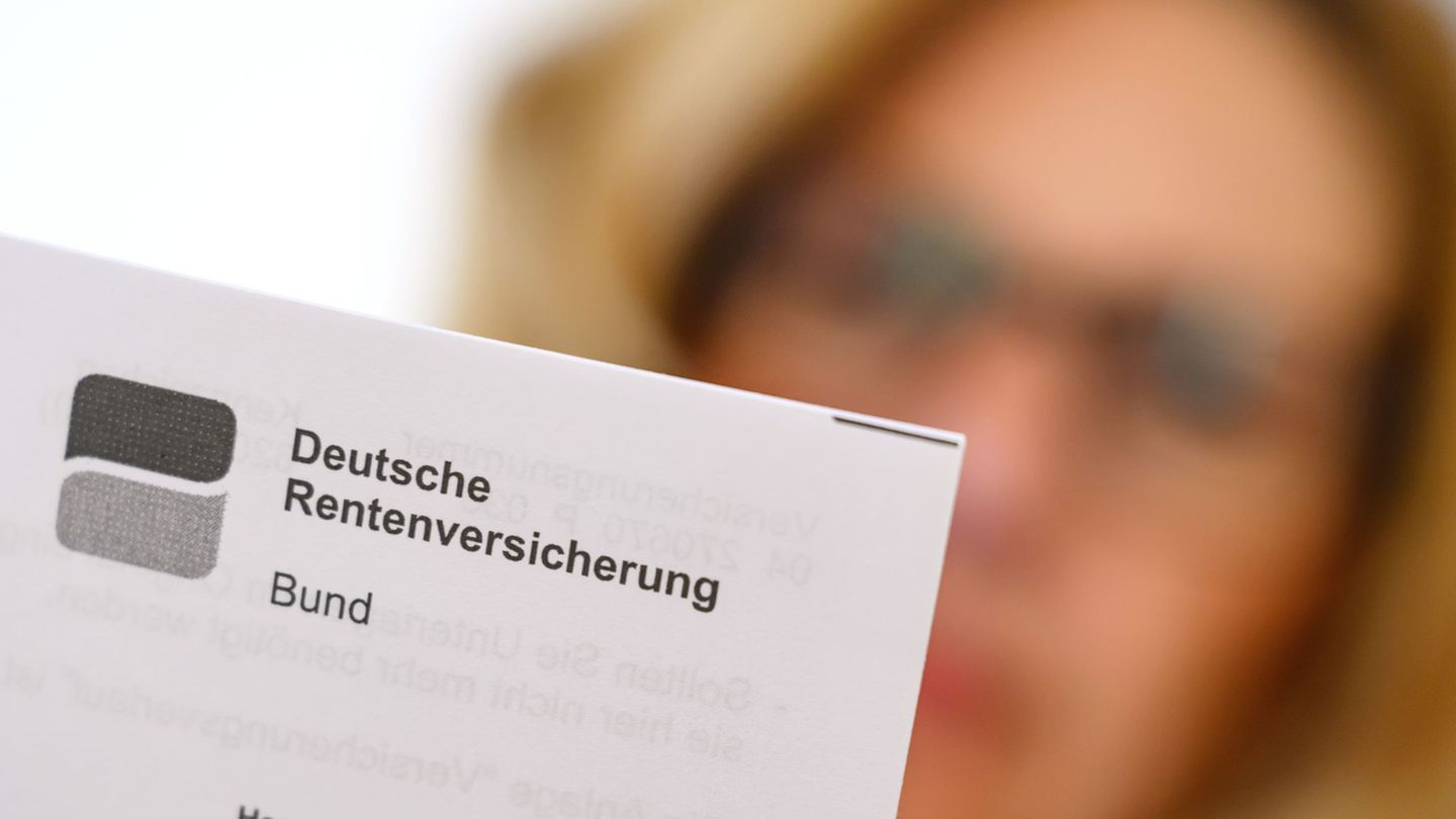 Ein Blick auf die Unterlagen der Rentenversicherung. (Archivbild) Foto: Patrick Pleul/dpa