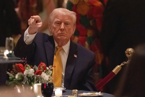 Donald Trump bei seinem traditionellen Weihnachtsdinner – wenig später flogen die USA Luftschläge in Nigeria