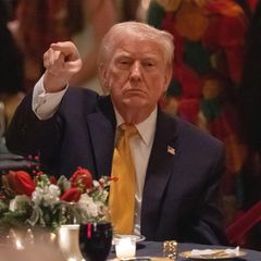 Donald Trump bei seinem traditionellen Weihnachtsdinner – wenig später flogen die USA Luftschläge in Nigeria