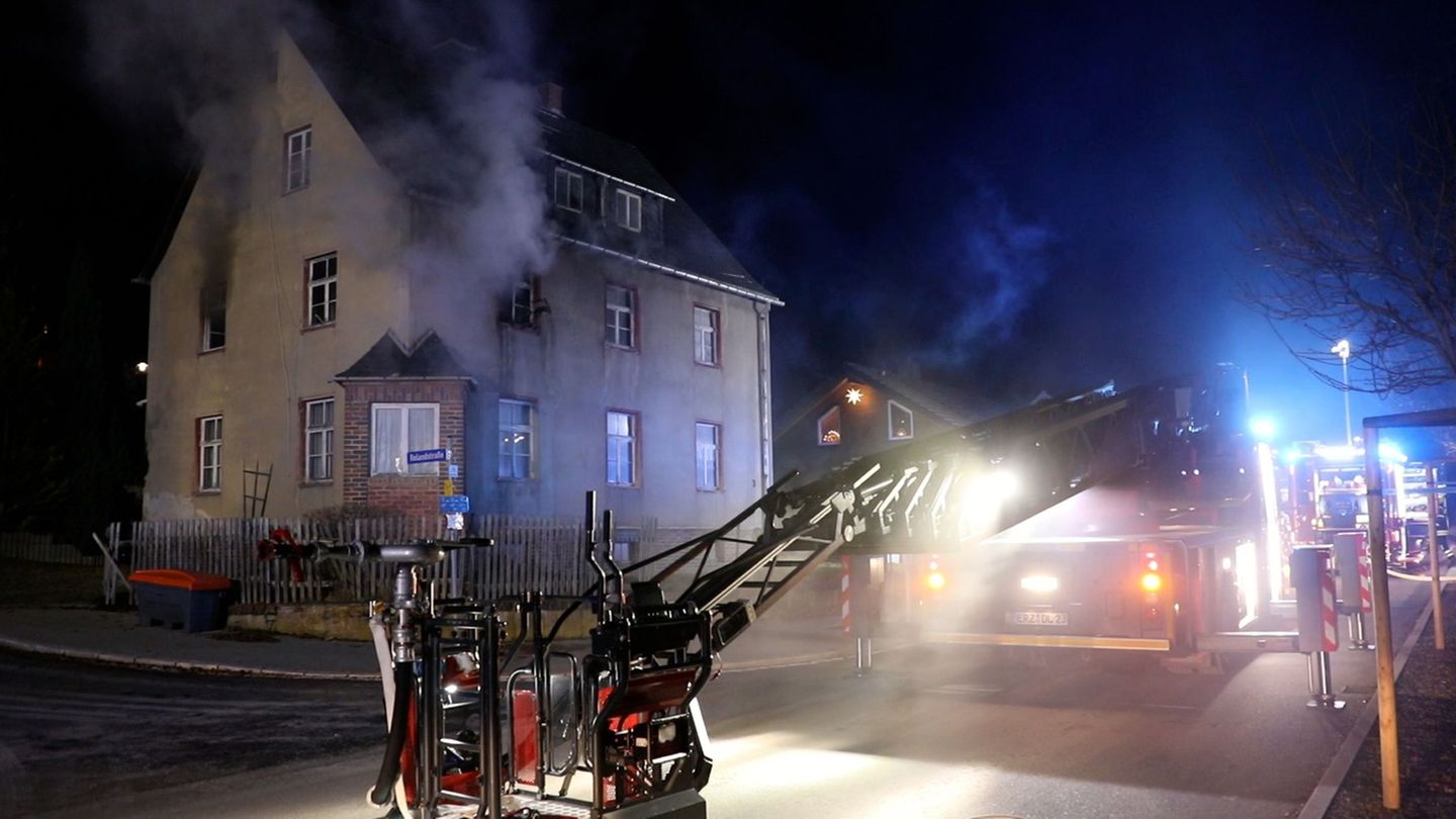 Löschkräfte konnten den Hausbewohner nur noch tot bergen. Foto: André März/NEWS5/dpa