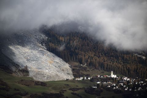 Ein Entwässerungsstollen bringt Entspannung für Brienz. (Archivbild) Foto: Gian Ehrenzeller/KEYSTONE/dpa
