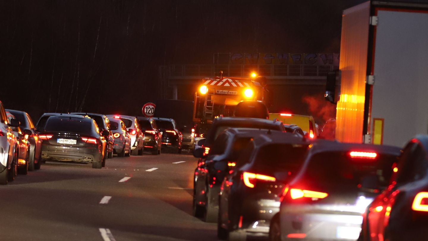 Glätte hat auf der A1 am Morgen zu mehreren Unfällen geführt. Foto: Sascha Thelen/dpa