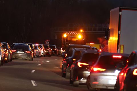 Glätte hat auf der A1 am Morgen zu mehreren Unfällen geführt. Foto: Sascha Thelen/dpa