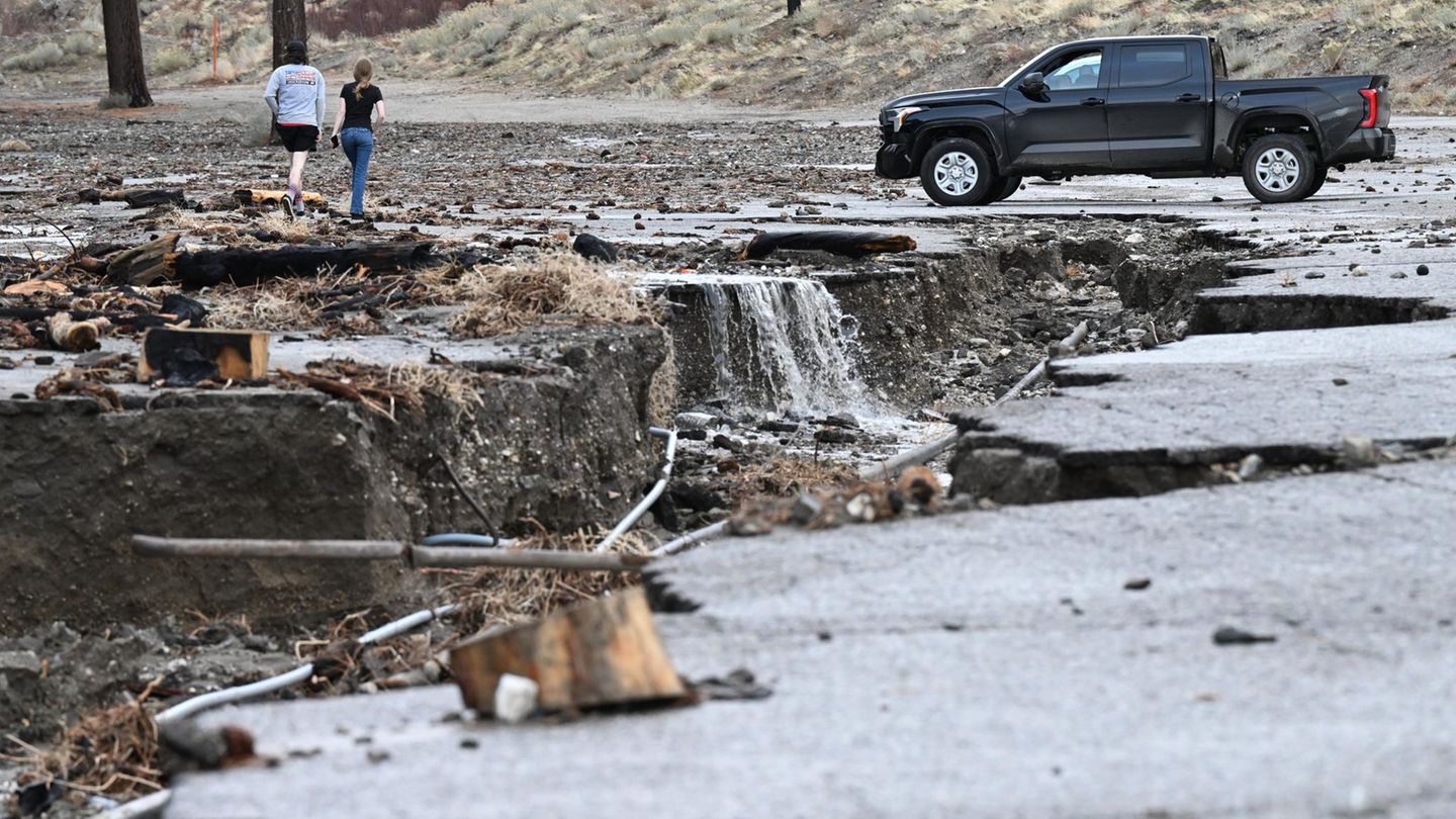 Wrightwood, USA. Tiefe Risse im Boden durch Überschwemmungen sind in Wrightwood, Kalifornien, zu sehen