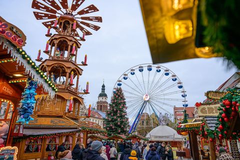 Auf dem Riesenrad beim Cottbuser Weihnachtsmarkt wird nach den Feiertagen am Samstag Job-Dating angeboten. (Archivbild) Foto: Pa