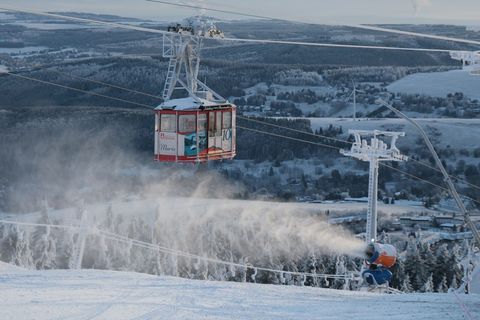 Am Fichtelberg präsentiert sich das Erzgebirge winterlich weiß. Foto: Sebastian Willnow/dpa