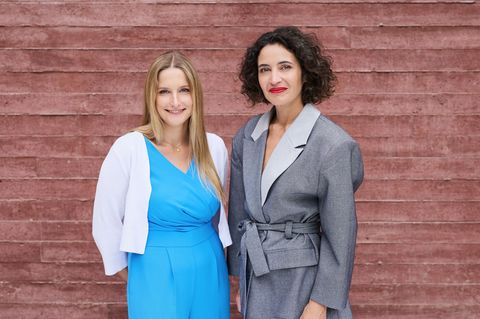 Die Geschäftsführerinnen der gegen Hass und Hetze im Internet eintretenden Organisation HateAid, Josephine Ballon (l.) und Anna-