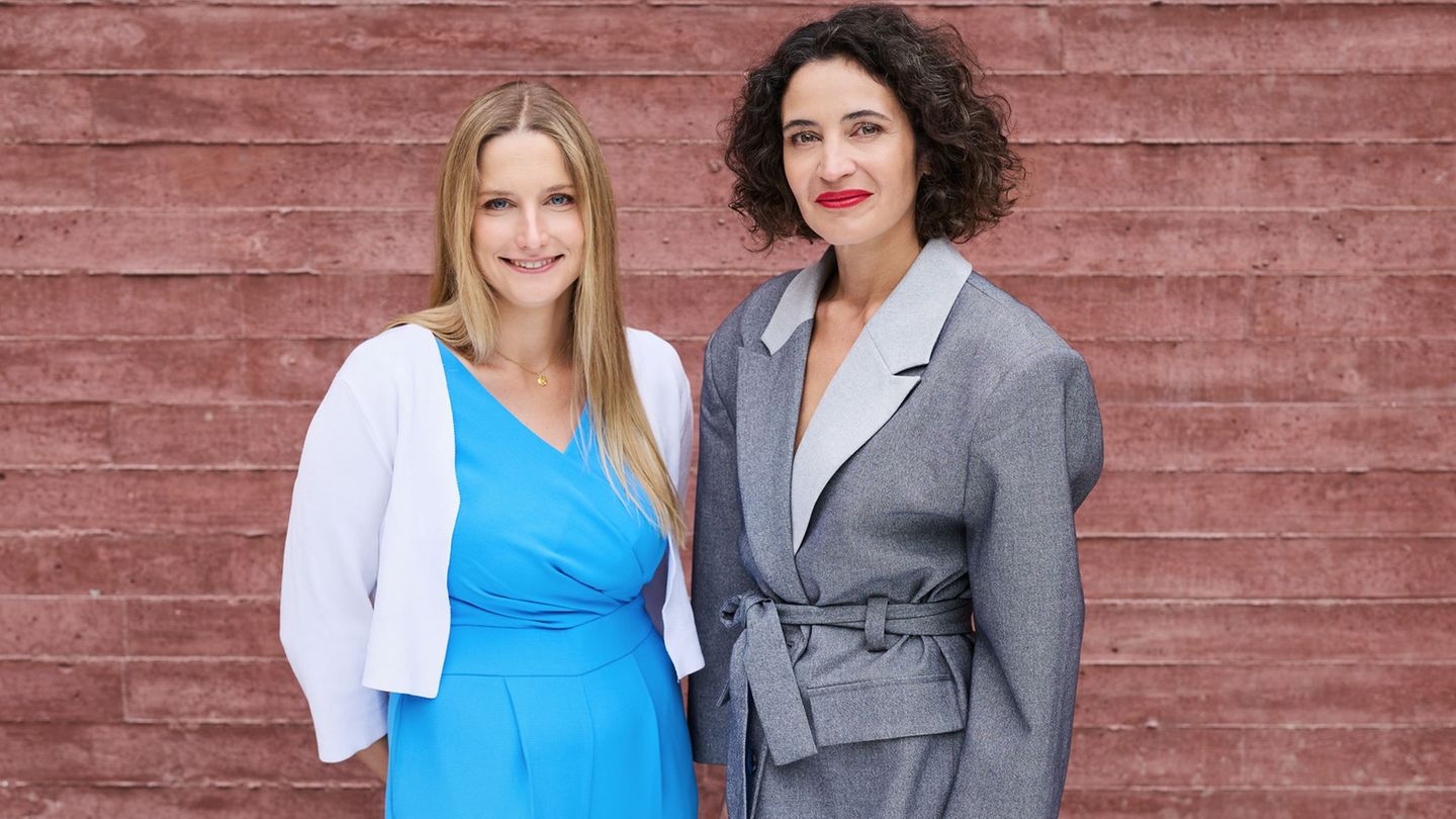 Die Geschäftsführerinnen der gegen Hass und Hetze im Internet eintretenden Organisation HateAid, Josephine Ballon (l.) und Anna-