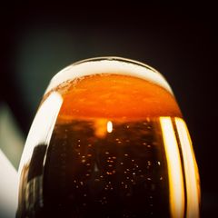 Großes Bier von unten fotografiert – Symbolbild Dry January