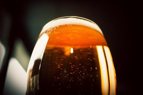 Großes Bier von unten fotografiert – Symbolbild Dry January