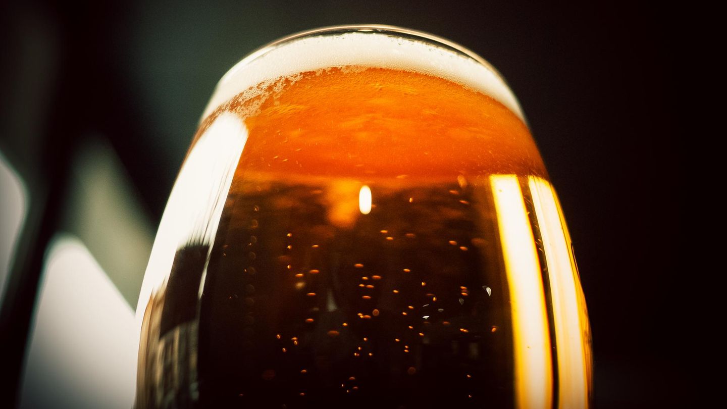 Großes Bier von unten fotografiert – Symbolbild Dry January