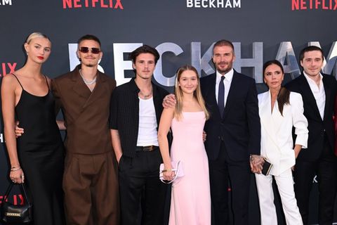 Die Fronten zwischen Brooklyn Beckham (2.v.re. neben seiner Frau Nicola) und der restlichen Familie Beckham sind seit langem v