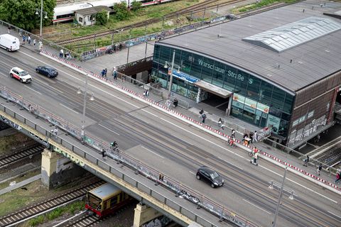Am S-Bahnhof Warschauer Straße in Berlin-Friedrichshain gab es am zweiten Weihnachtstag einen folgenreichen Fehlalarm. (Archivbi
