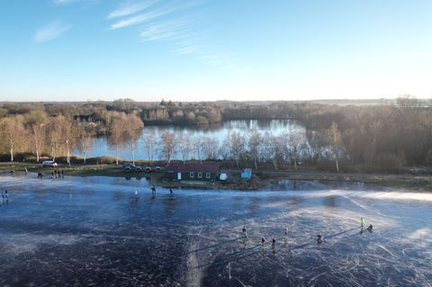 Bei Sonnenschein und eisigen Temperaturen haben etliche Menschen das Winterwetter für Ausflüge genutzt. Foto: Lars Penning/dpa