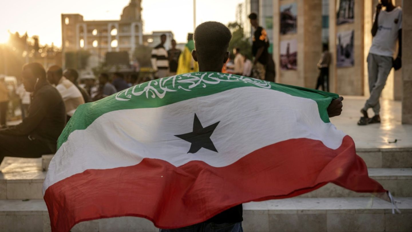 Ein Mann mit einer Flagge von Somaliland in Somaliland