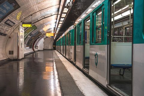 Leere Ubahn mit offenen Türen in einem Bahnhof bei Nacht, Paris, Frankreich (Symbolfoto)