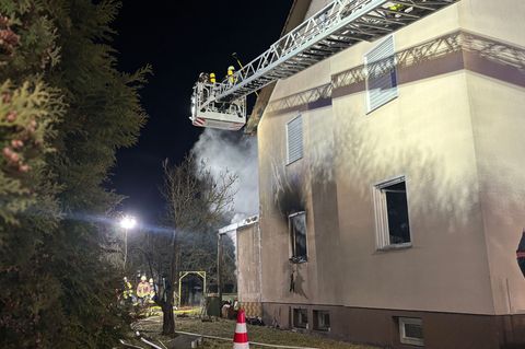 Die Löscharbeiten dauerten bis in den späten Abend an. Foto: Kevin Weddig/NEWS5/dpa