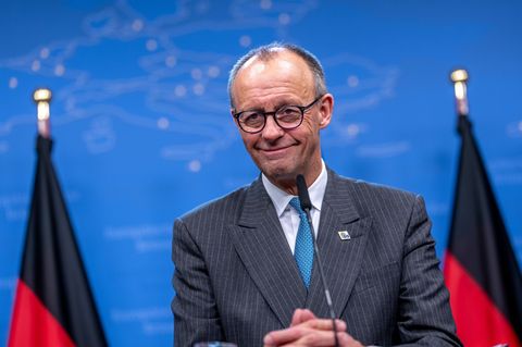 Der Vorsitzende der Deutschen Knigge-Gesellschaft, Clemens Graf von Hoyos, hat Bundeskanzler Friedrich Merz für seine guten Mani