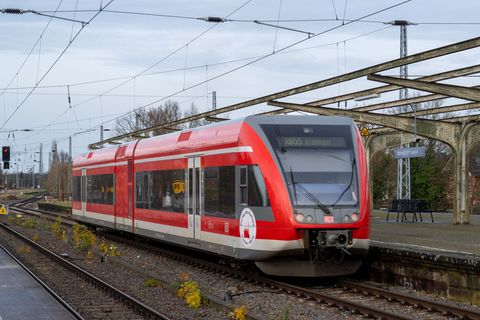 Fährt heute zum letzten Mal: Der sogenannte Kulturzug zwischen Berlin und Breslau. (Archivbild) Foto: Soeren Stache/dpa
