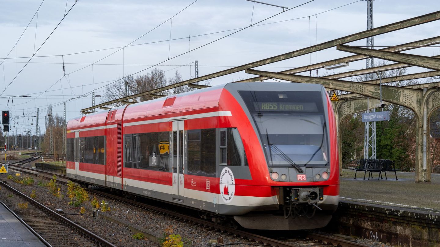 Fährt heute zum letzten Mal: Der sogenannte Kulturzug zwischen Berlin und Breslau. (Archivbild) Foto: Soeren Stache/dpa
