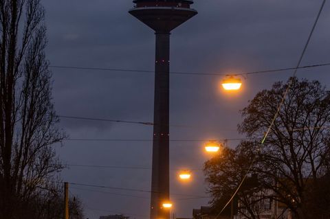 Zur Adventszeit verwandelt sich der Fernsehturm in eine riesige Kerze. (Archivbild) Foto: Helmut Fricke/dpa