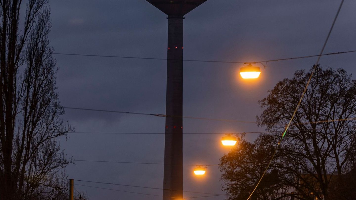 Zur Adventszeit verwandelt sich der Fernsehturm in eine riesige Kerze. (Archivbild) Foto: Helmut Fricke/dpa