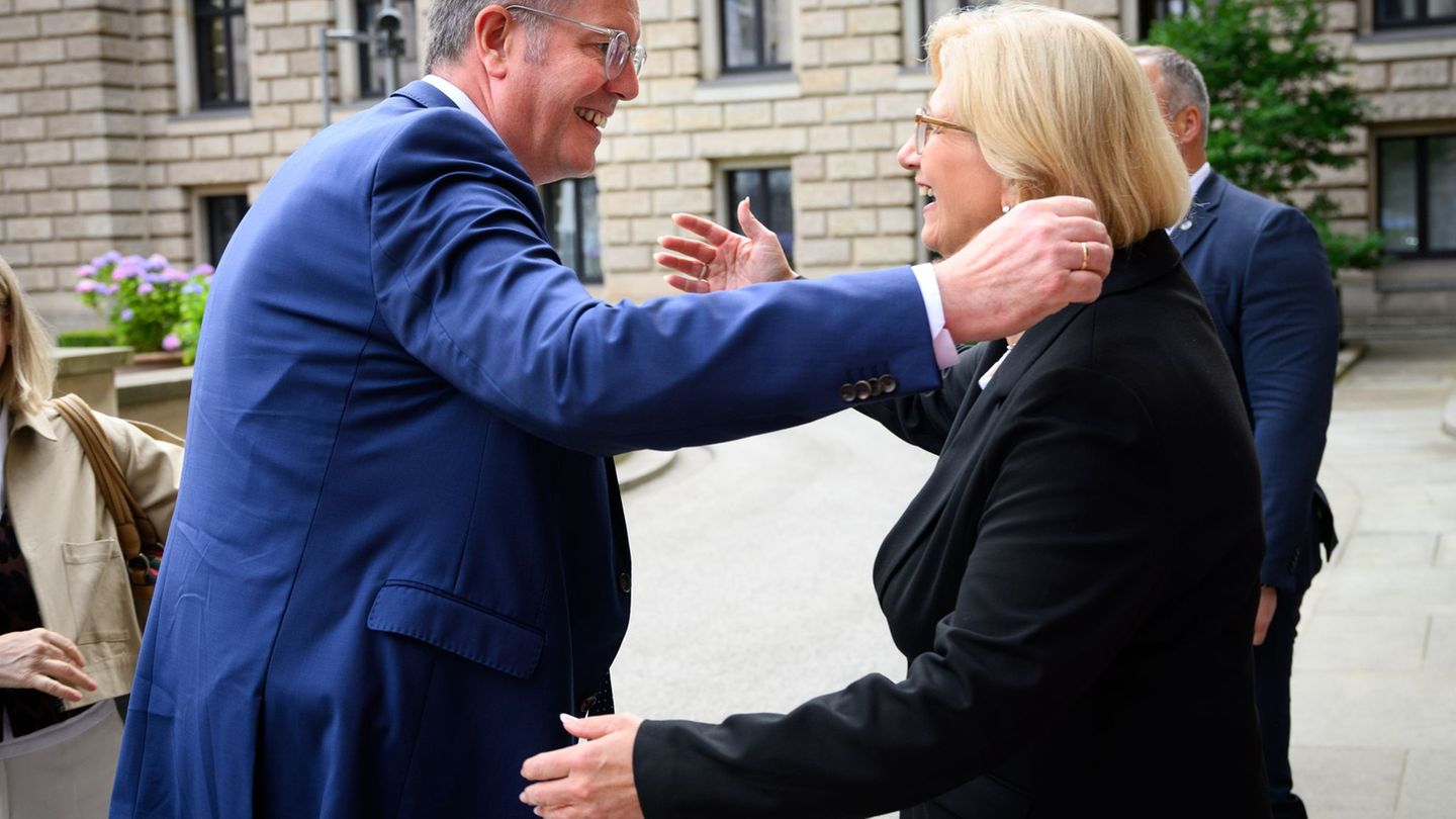 Zwei Kollegen, die sich mögen. (Archivbild) Foto: Bernd von Jutrczenka/dpa