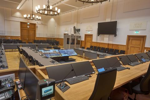 Alles neu: Die Richterbank kam aus der JVA Wittlich. Foto: Thomas Frey/dpa