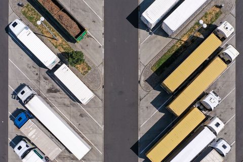 Kriminelle schlagen vor allem auf Park- und Rastplätzen entlang der Autobahnen zu und klauen Ladung mit enormem Wert. (Symbolbil