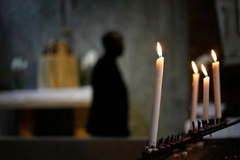 Viele berühmte Menschen haben sich 2025 von der Welt verabschiedet. (Symbolbild) Foto: Themba Hadebe/AP/dpa