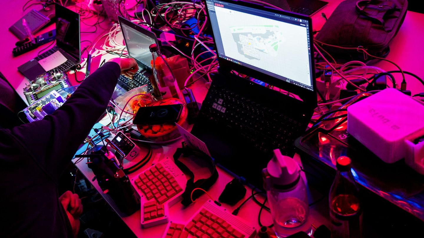 Die Hacker-Szene trifft sich einmal im Jahr in Hamburg. (Archivbild) Foto: Daniel Bockwoldt/dpa