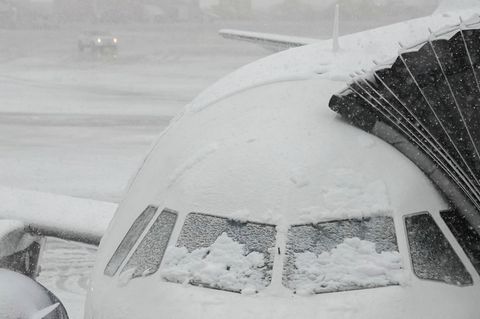 Hunderte Flüge von und nach New York wurden wegen heftigen Winterwetters gestrichen. (Symbolbild) Foto: Frank Franklin II/AP/dpa