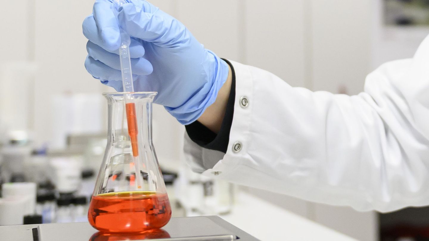 Die chemische Industrie ist eine der Schlüsselbranchen in Niedersachsen, steht aber zunehmend unter wirtschaftlichem Druck. (Sym