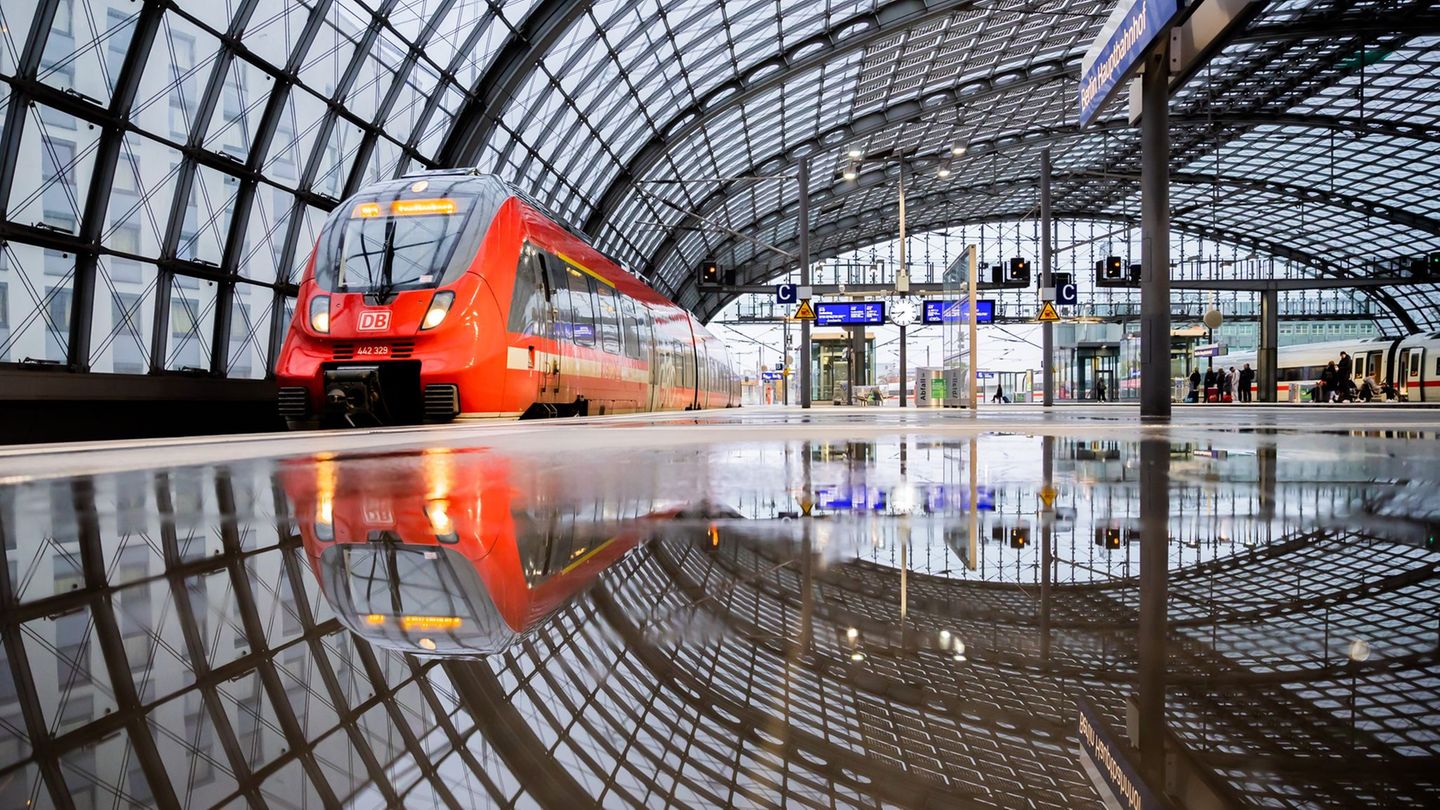 Das Deutschlandticket ermöglicht bundesweit Fahrten im Regional- und Nahverkehr. (Archivbild) Foto: Christoph Soeder/dpa/dpa-tmn