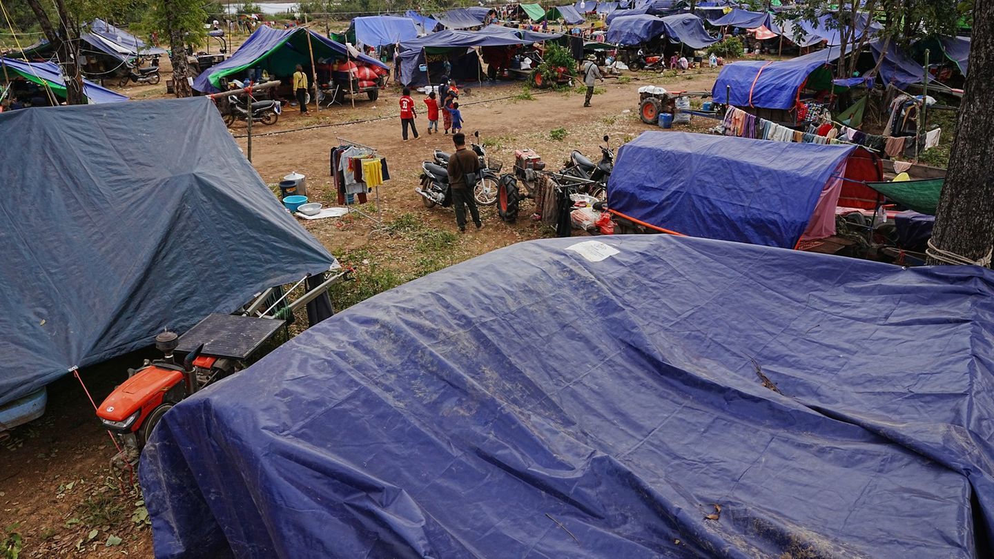 Evakuierte Menschen in der kambodschanischen Provinz Oddar Meanchey, wo sie auf einem Schulgelände vor den Kämpfen zwischen Thai