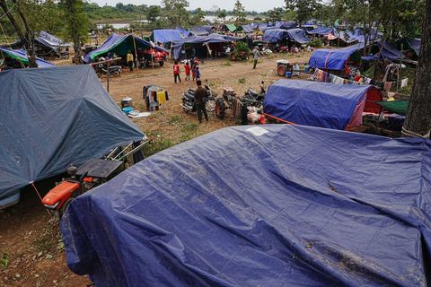 Evakuierte Menschen in der kambodschanischen Provinz Oddar Meanchey, wo sie auf einem Schulgelände vor den Kämpfen zwischen Thai