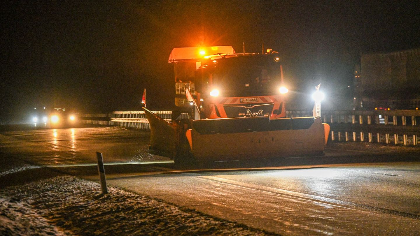 Autobahn 1: 13 Menschen bei Unfall verletzt – Glatteis erschwert Rettung