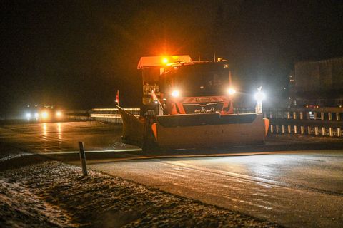 Zwei Winterdienstfahrzeuge streuten den Bereich der Unfallstelle. Dies gab den Rettungskräften mehr Sicherheit, ihren Einsatz du
