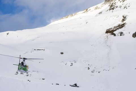 Rettungshubschrauber suchten nach den Vermissten. (Symbolbild) Foto: Urs Flueeler/KEYSTONE/dpa