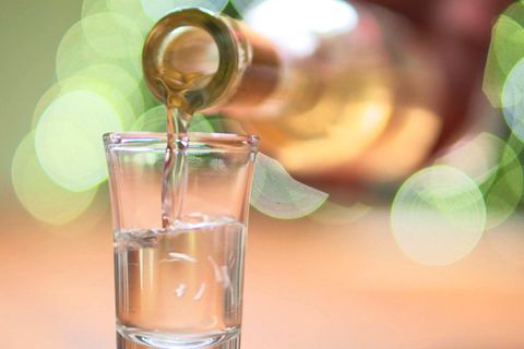Verdauungsschnaps: Was bringen Absacker wirklich?