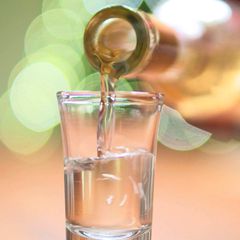 Verdauungsschnaps: Was bringen Absacker wirklich?