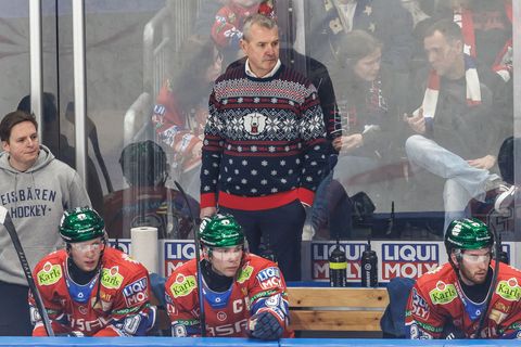 Eisbären-Coach Serge Aubin verfolgt die Heimniederlage seines Teams gegen Wolfsburg. Foto: Andreas Gora/dpa