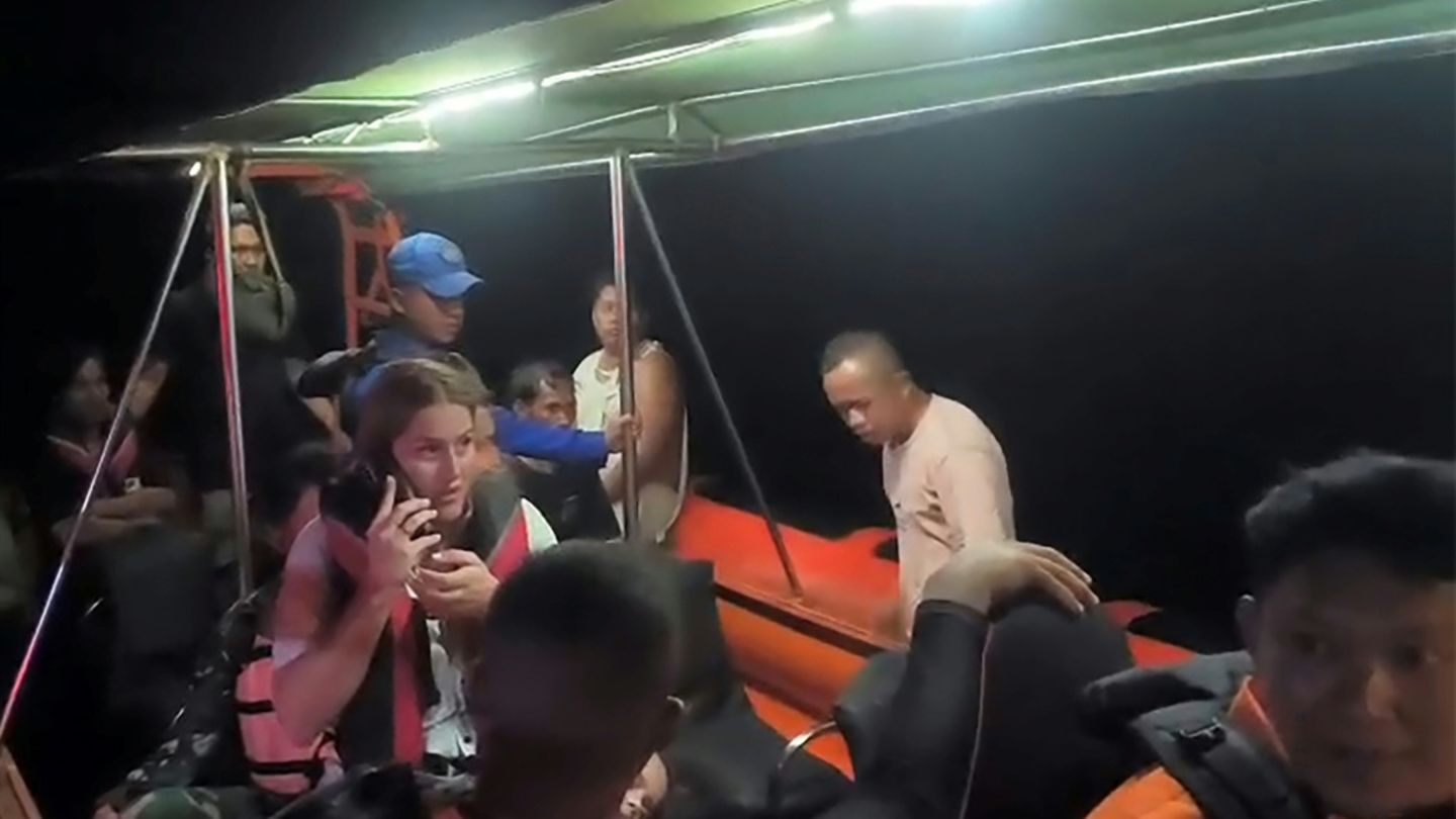 Touristenboot vor Indonesien gesunken - vierköpfige Familie aus Spanien vermisst