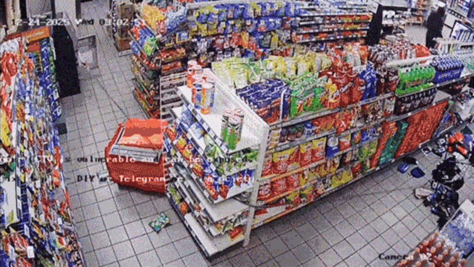 Gangster wollen Geldautomaten ausreißen – und zerlegen Geschäft