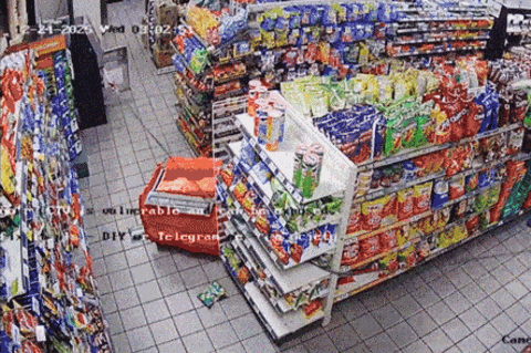 Gangster wollen Geldautomaten ausreißen – und zerlegen Geschäft