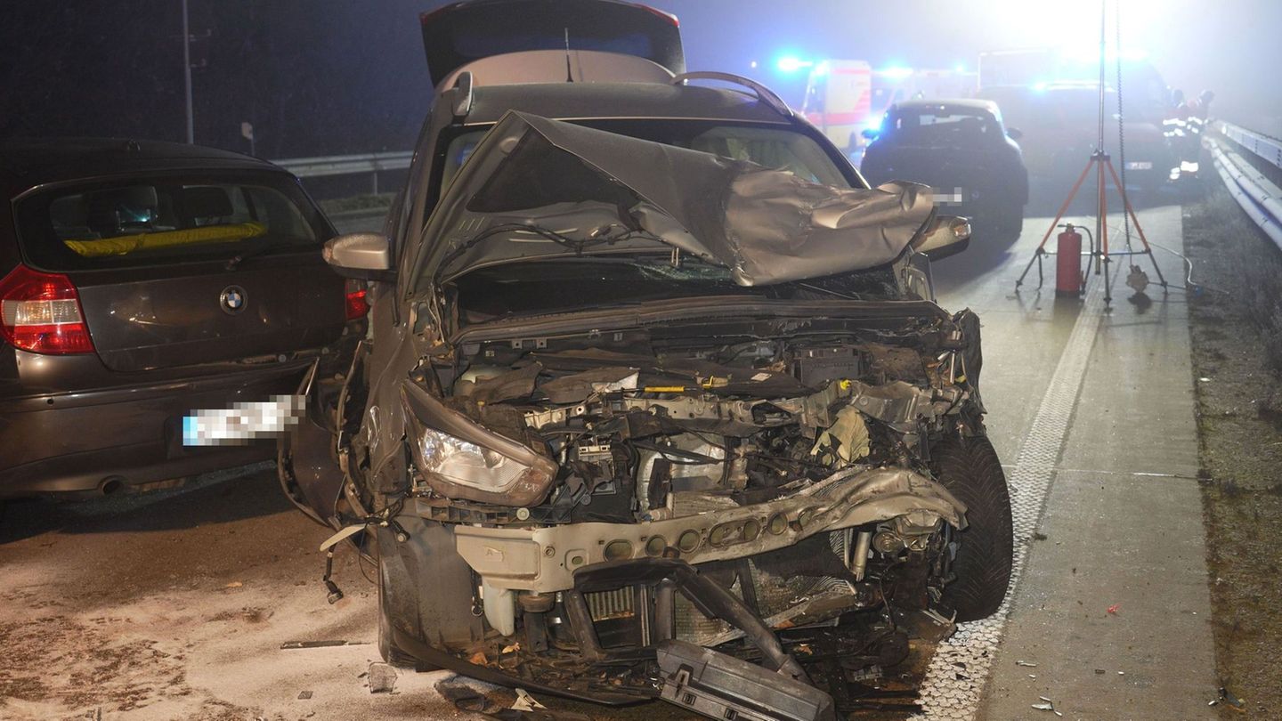 Autobahn 1: Fünf Verletzte bei Unfall – Glatteis erschwert Rettung