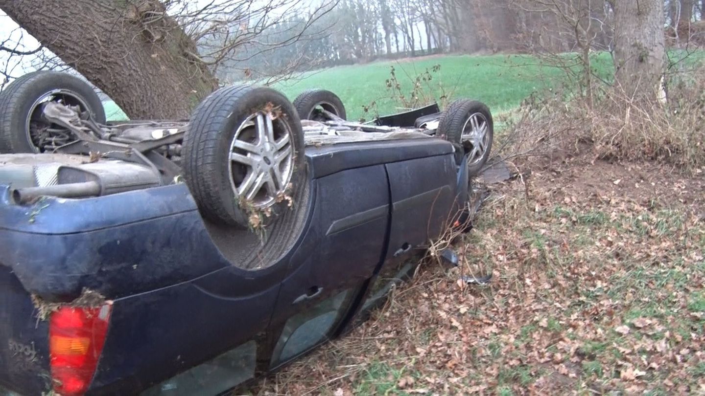 Eine Mutter landet mit ihrem Auto wegen Glatteis auf dem Dach. Foto: Nord-West-Media/NMV-TV/dpa