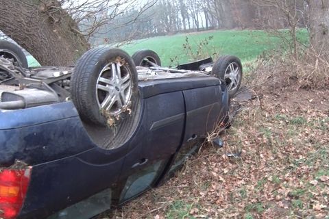Eine Mutter landet mit ihrem Auto wegen Glatteis auf dem Dach. Foto: Nord-West-Media/NMV-TV/dpa